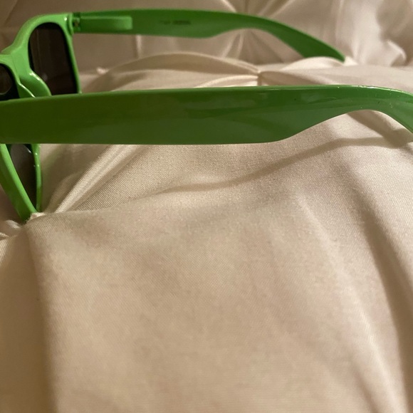 NEW GREEN SUNGLASSES - Picture 2 of 3